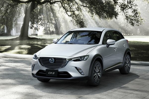 Mazda cx-3 vor dem Hintergrund der Sonneneinstrahlung