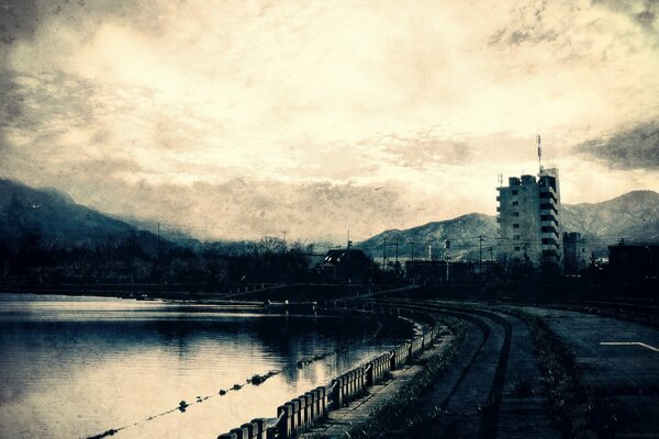 Eine graue Stadt. Teich und Uferpromenade