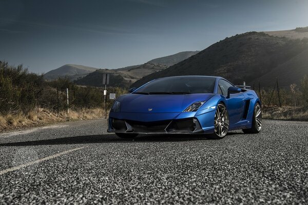 Lamborghini en el asfalto contra el fondo de las montañas