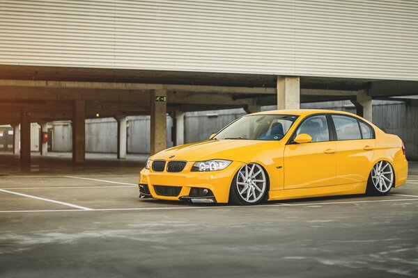 Bmw série 3 garée en jaune