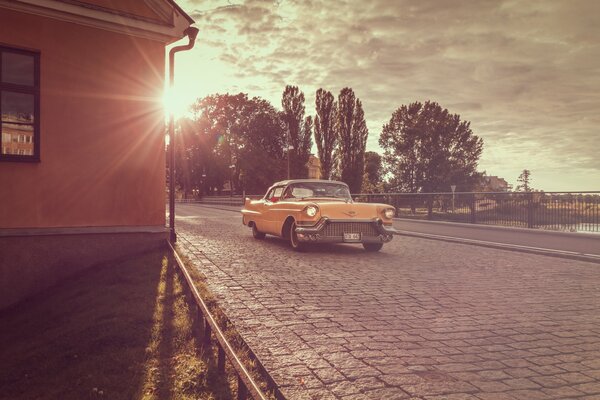 Come il sole che va al tramonto-con ilcadillac coupé deville