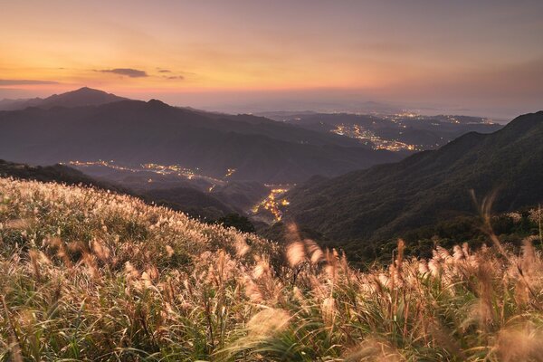 Paisaje de montaña y cielo nocturno