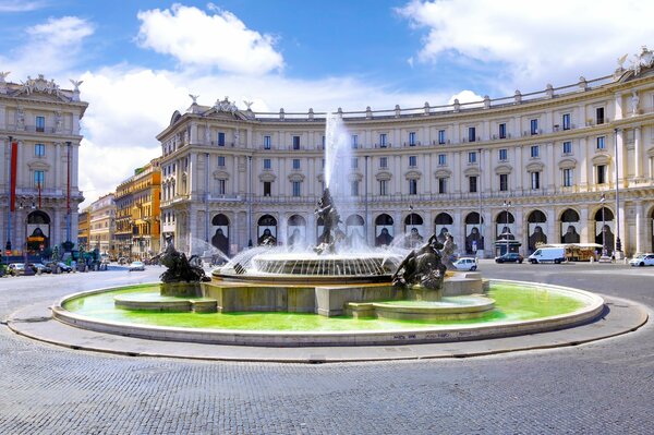 Fontaine sur la place en Italie