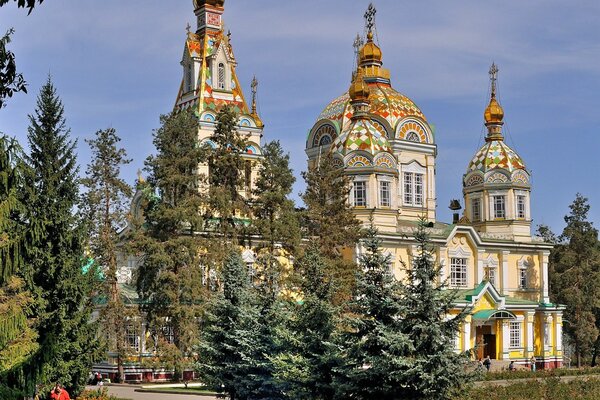 Église dans le parc du Kazakhstan