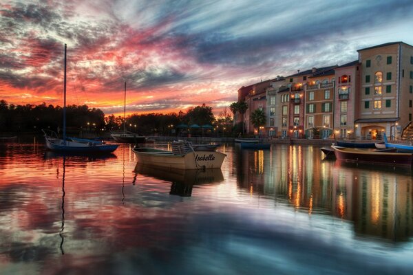 Barcos y casas se reflejan en la superficie del mar