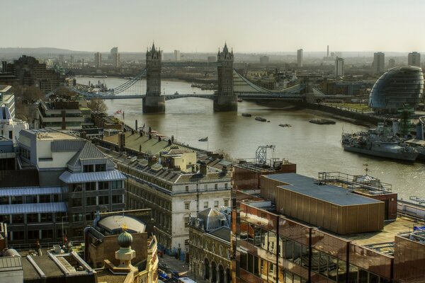 Pont traversant la Tamise dans la ville de Londres