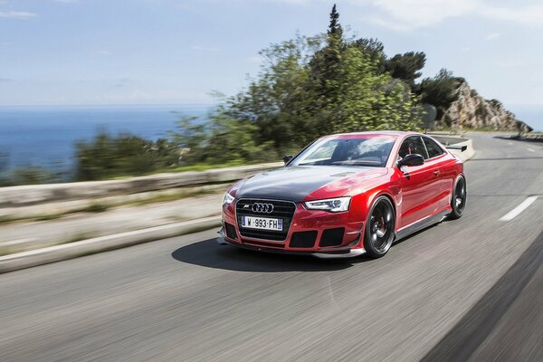 Tuning Audi va en la carretera a gran velocidad