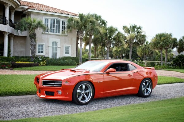 Voiture de Sport rouge sur le fond d une Villa de deux étages