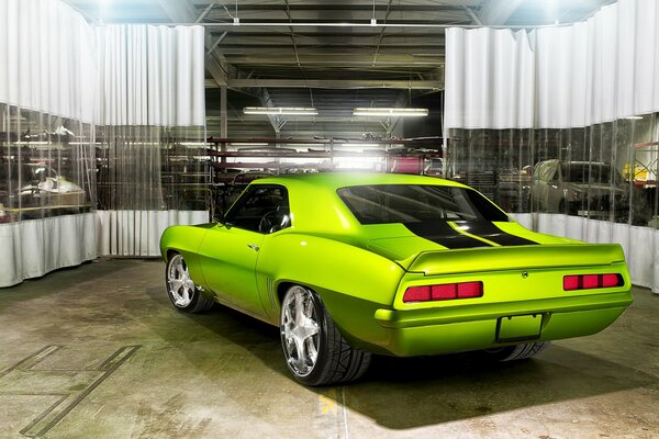 Une Chevrolet Camaro vert clair dans le garage