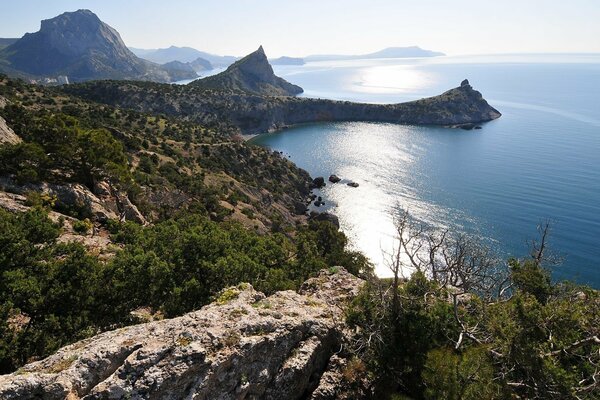 El paisaje en la bahía de Crimea es interesante hermoso