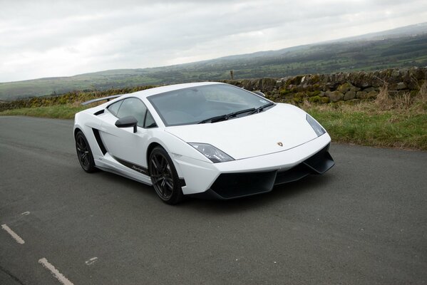 Lamborghini blanc sur la route par une journée triste