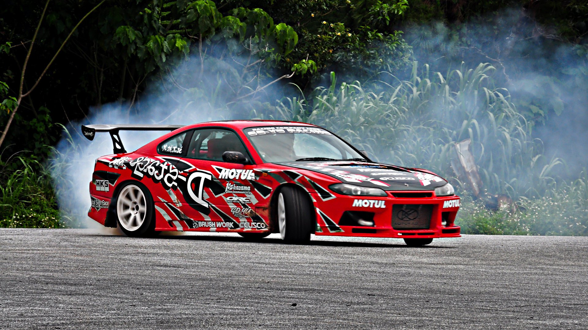 nissan skid fumo drift s15 alla deriva tuning silvia sport auto nissan lettering rosso auto girare asfalto alberi boschetti cespugli verde auto sportive trasporti automobili veicoli