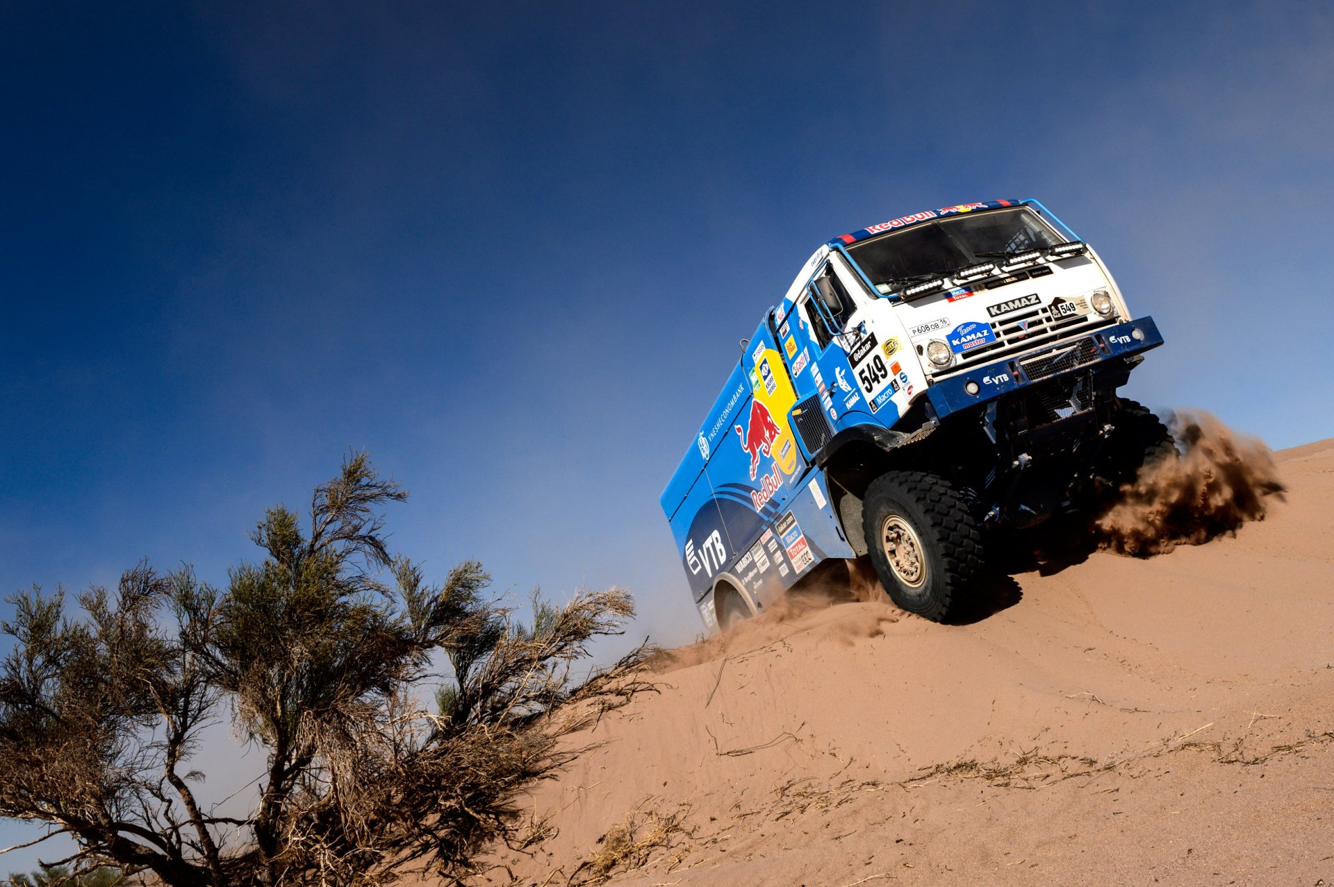 kamaz dakar kamaz-master ciężarówka piasek niebo rosja niebieski czerwony byk trawa