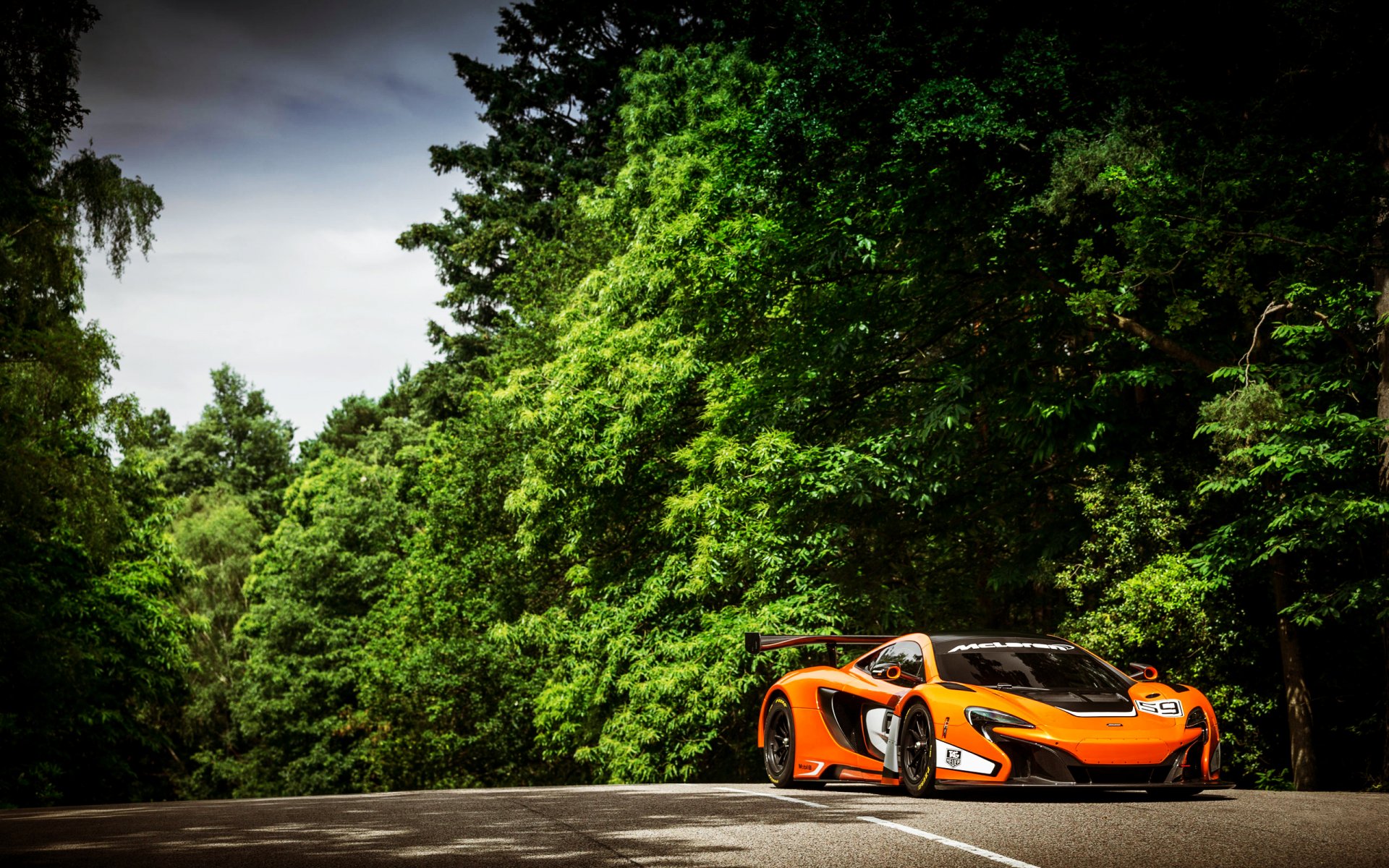 mclaren 650s gt3 auto sportiva supercar auto arancione foresta alberi strada sport giorno