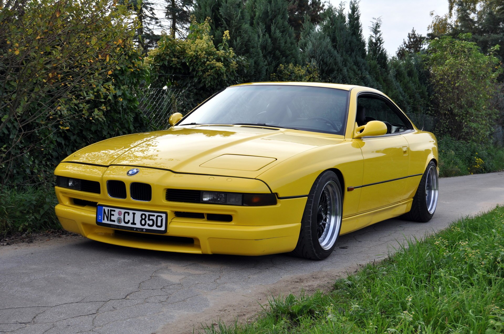 bmw 850 e31 bmw bmw coupe sportwagen gelb stil design hightech techno deutschland bayern auto gelbes auto auto auto transport gras hecke grün laub pkw kraftfahrzeuge