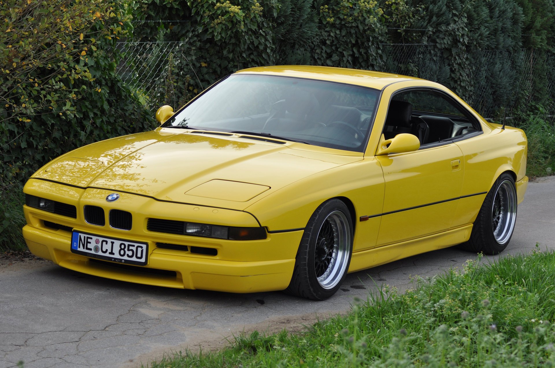 bmw 850 ci e31 bmw bmw coupé coche deportivo amarillo estilo diseño alta tecnología techno alemania baviera auto auto amarillo automóvil automóvil transporte hierba seto vegetación follaje automóviles vehículos