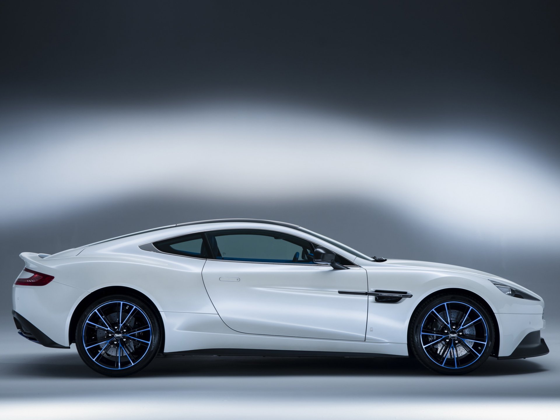 aston martin vanquish q seitenansicht auto weiß