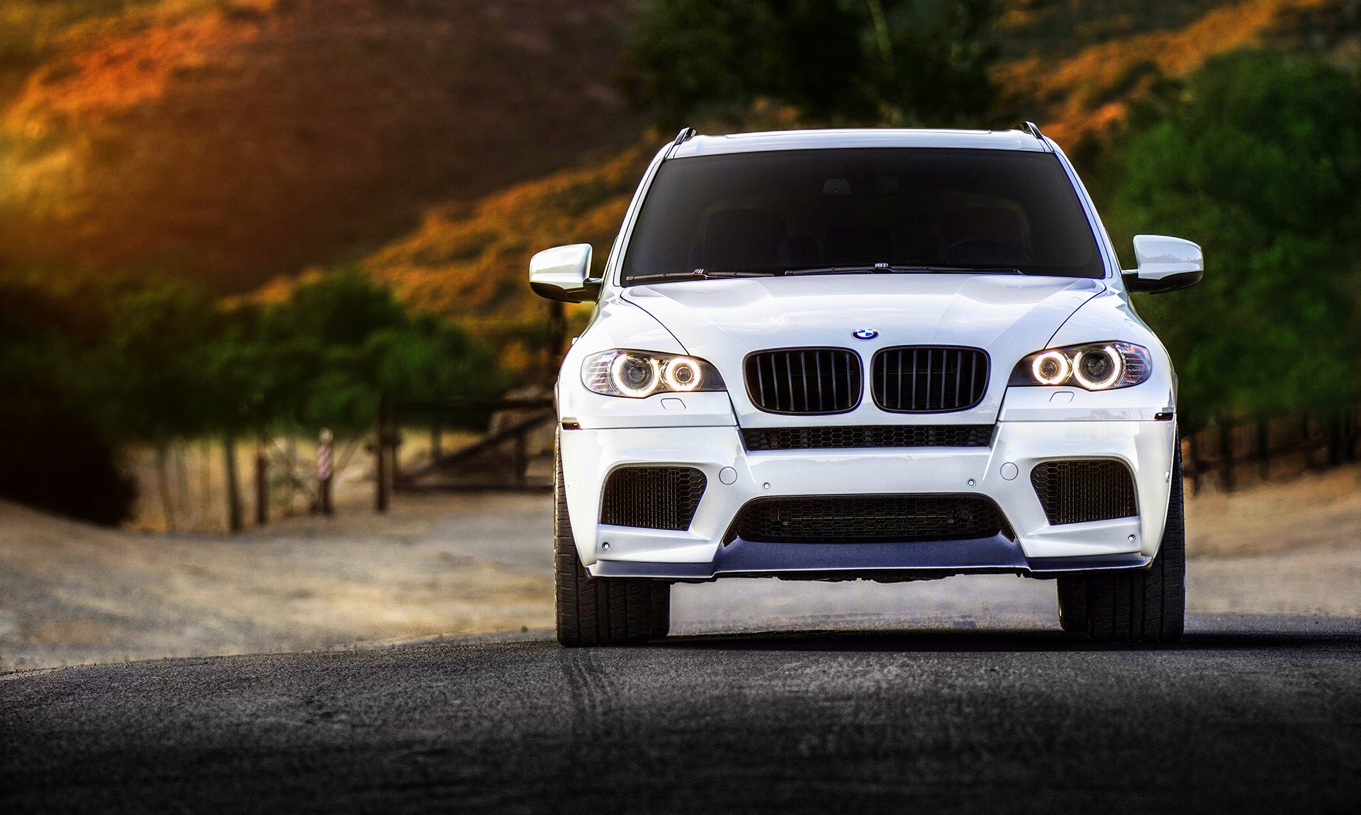 bmw x5m blanco tuning ruedas frente