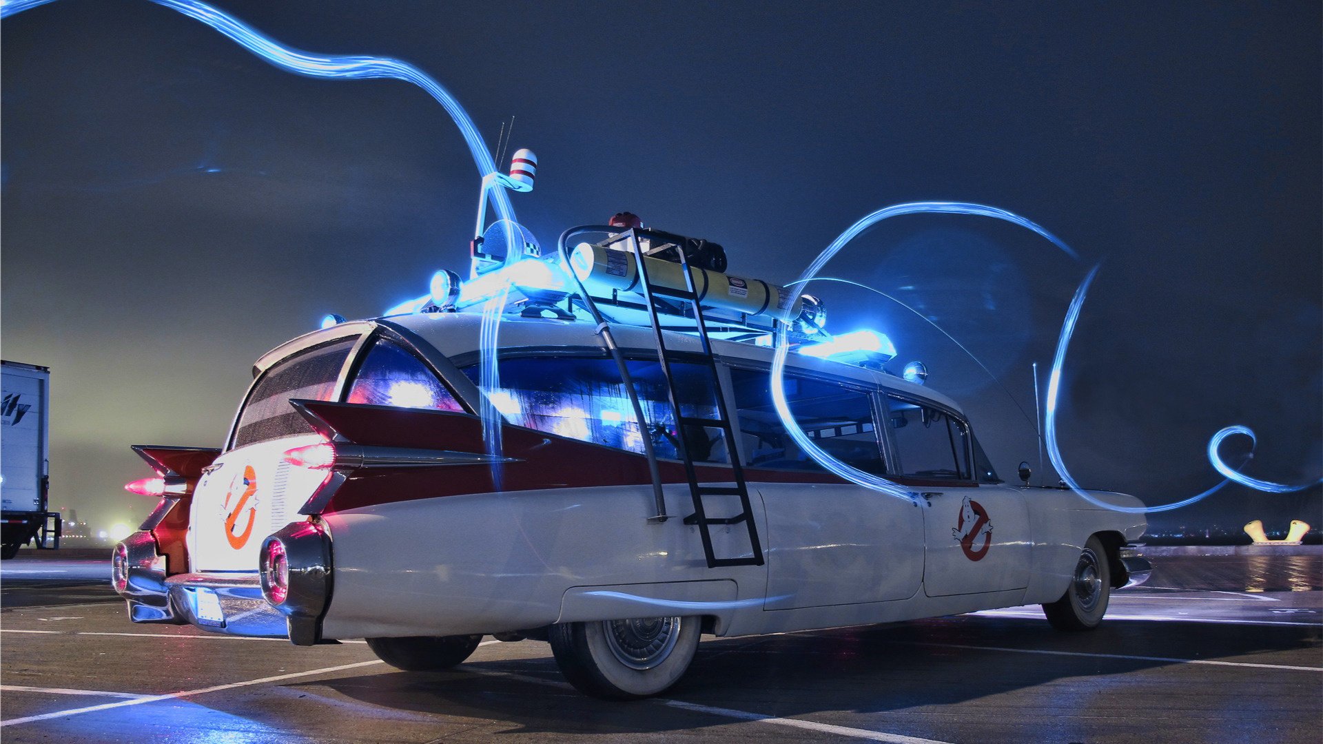 ghostbusters ecto-1 cadillac miller meteor geisterjäger fabelhaftes auto blaue linien superautos autos autos auto transport autos treppen licht weiß luxus zeichnung straße nacht himmel