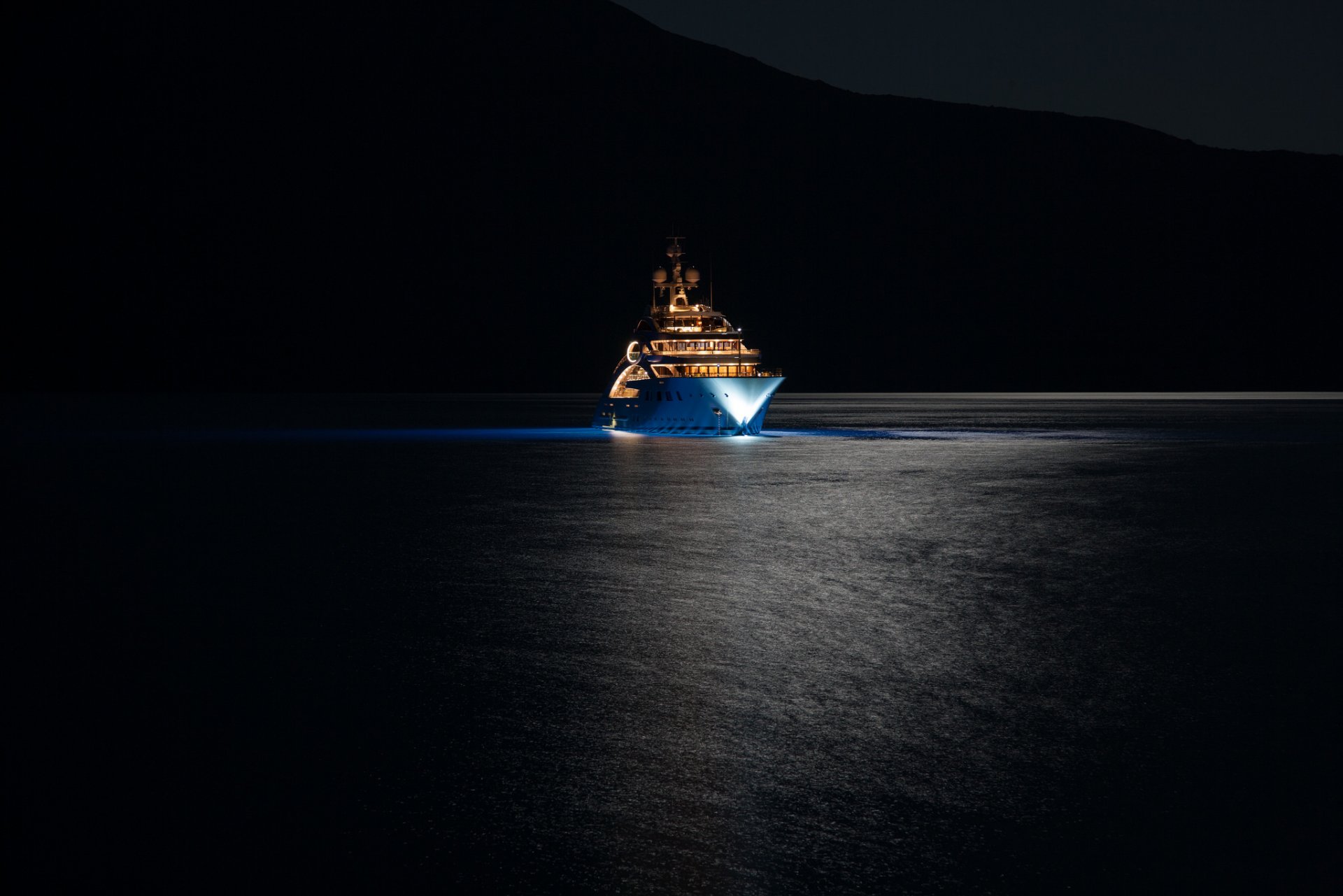 yaxht superyacht mega-yacht ace-yacht yacht mega- super - nacht - lichter- meer- berg- 