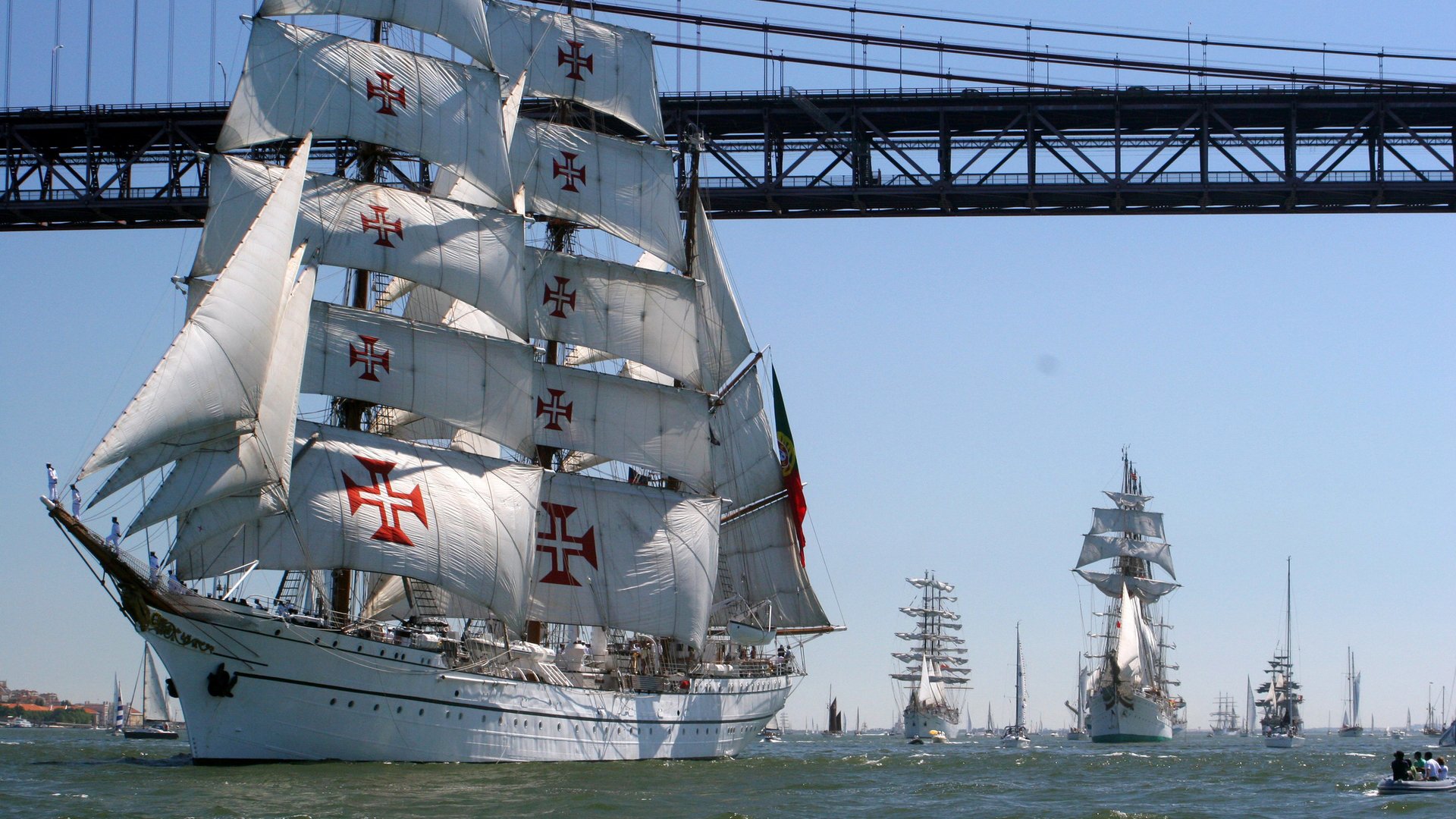 himmel meer bucht meerenge brücke schiff segelboot kreuz boot menschen parade regatta