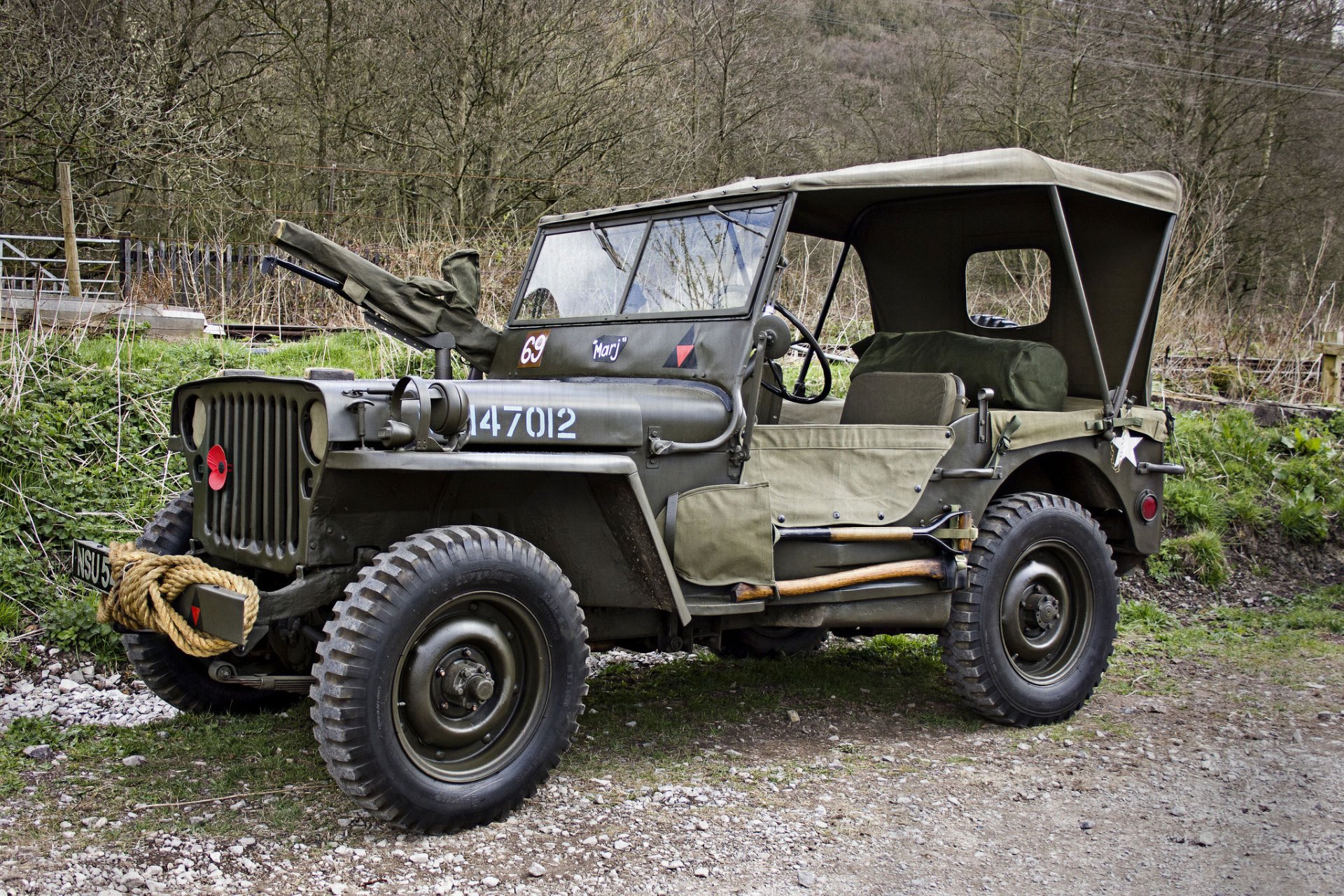 willis mb willis-mv jeep ejército coche sobre el suelo terreno accidentado tiempos segunda guerra mundial guerra