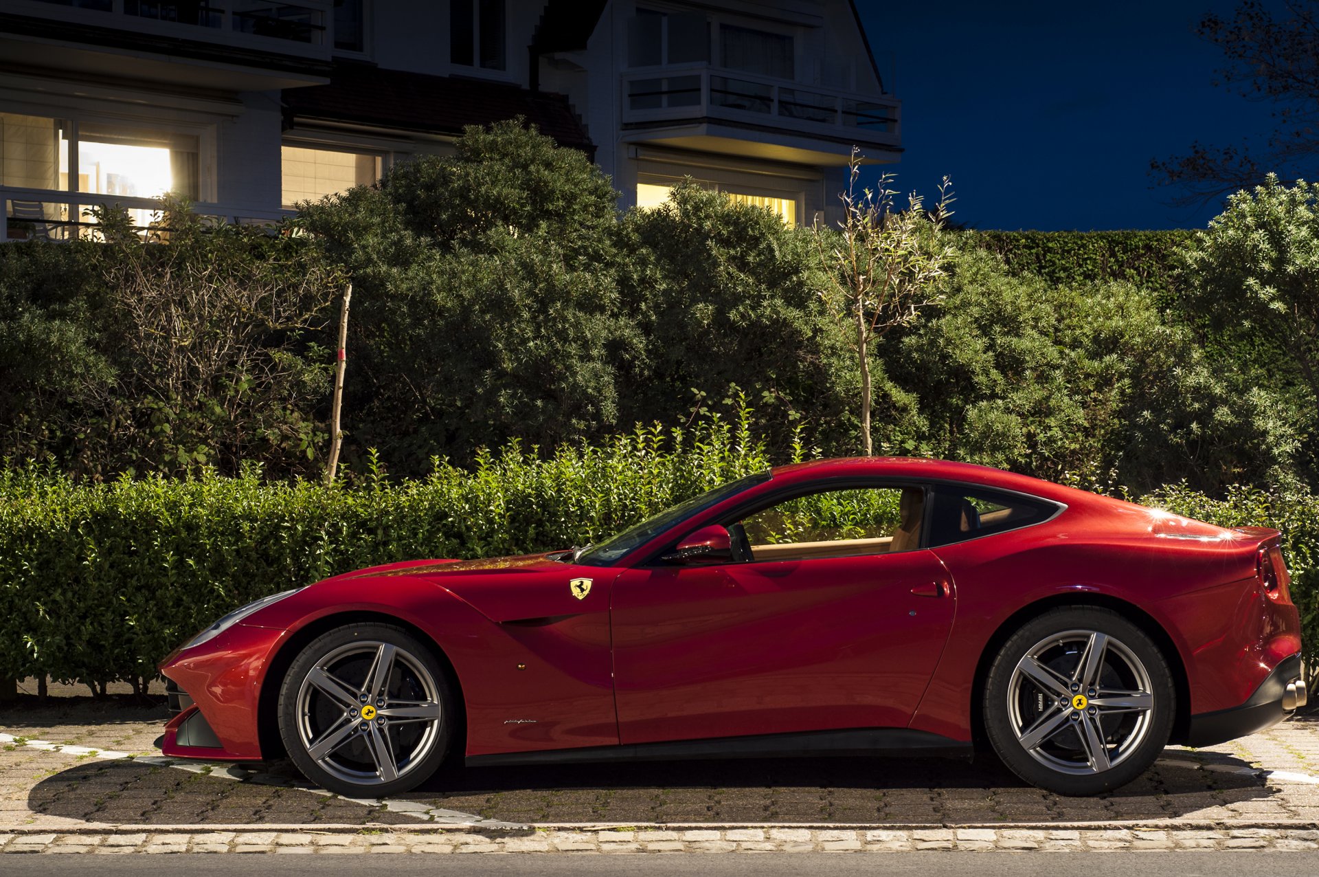 ferrari f12 berlinetta rosso albero casa notte ferrari berlinetta rosso alberi