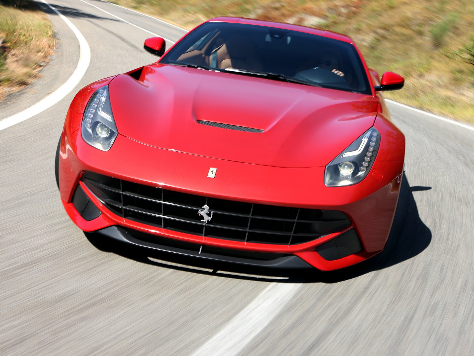 ferrari f12 berlinetta вид спереди движение дорога