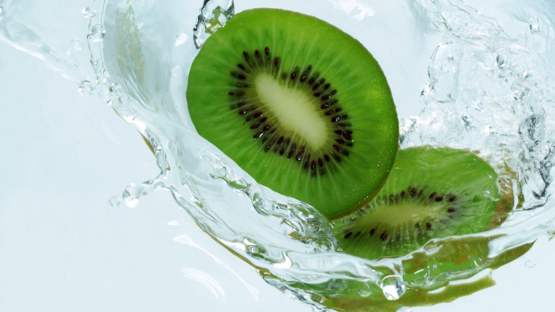 kiwi frutta acqua freschezza movimento sfondo macro bianco verde