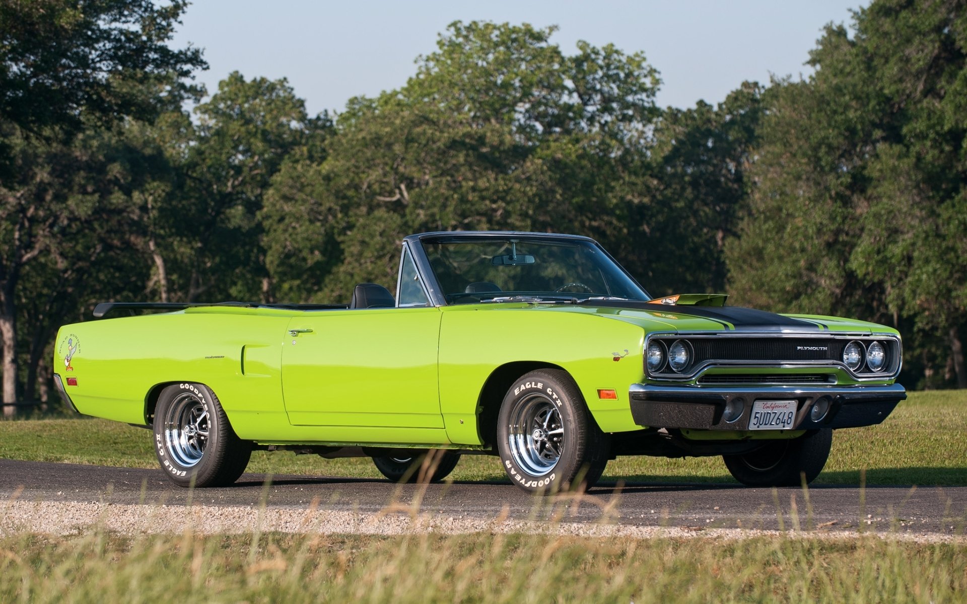 plymouth road runner cabrio road runner front straße bäume