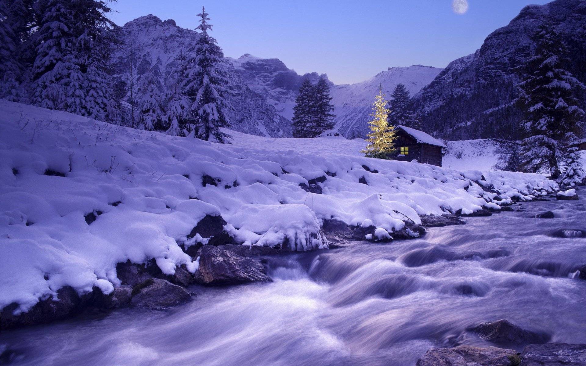 casa in montagna luce nella finestra albero di natale decorato capodanno fiume vacanza inverno neve corrente albero di natale cumuli di neve foresta cielo luna ruscello natura paesaggio luci ghirlanda