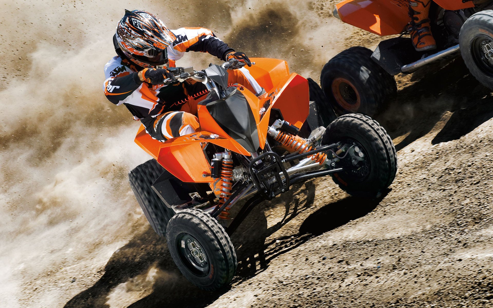 ktm 525 xc atv atv gotowy do wyścigu ktm pilot kask wyścigi prędkość pomarańczowy sport auto sport auto sporty motorowe moto pojazdy silnikowe