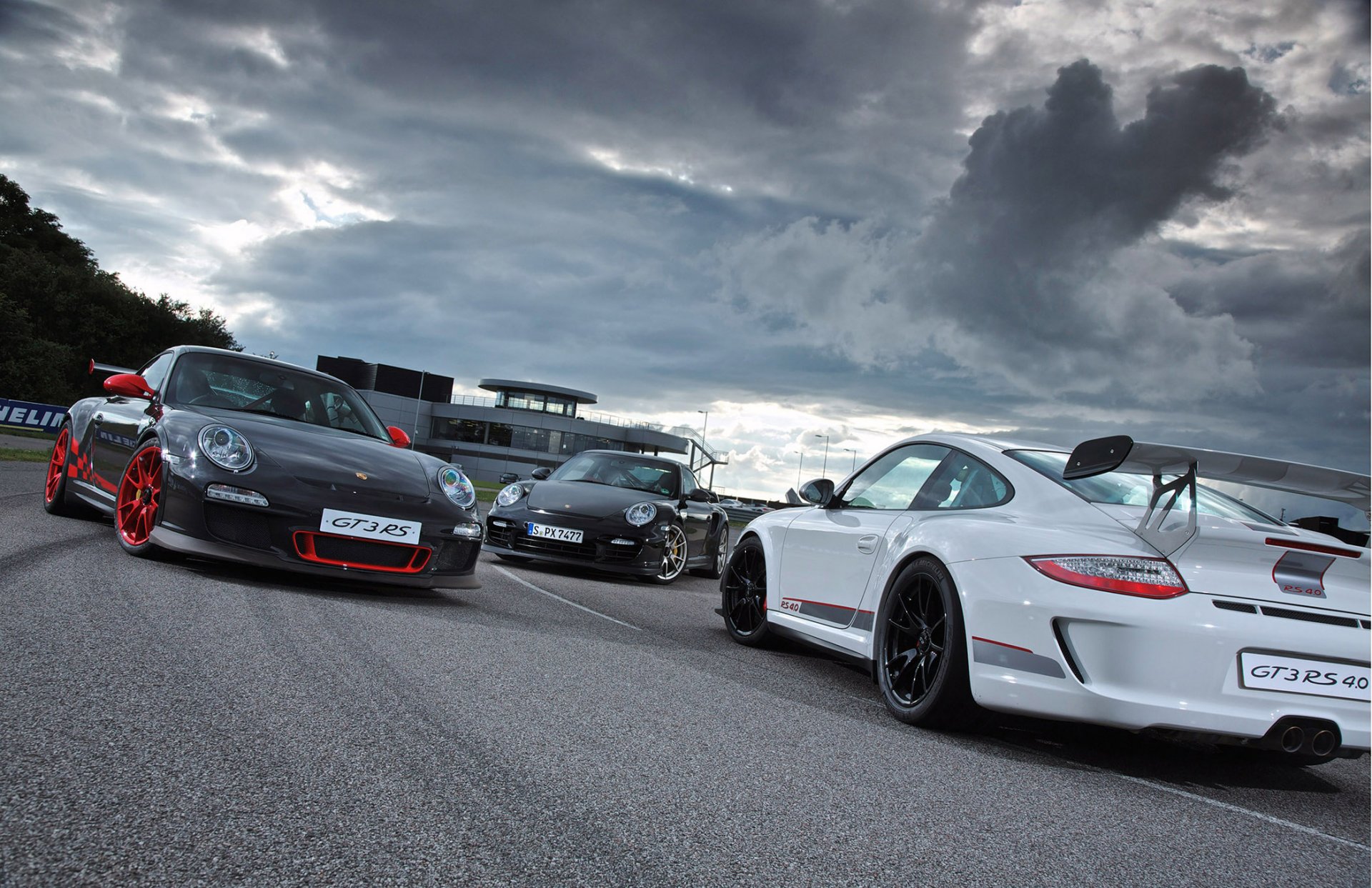 porsche 911 gt3 pc 4.0 weiß silber schwarz track zurück vorne porsche 911. gt3 grau vor gebäude wolken