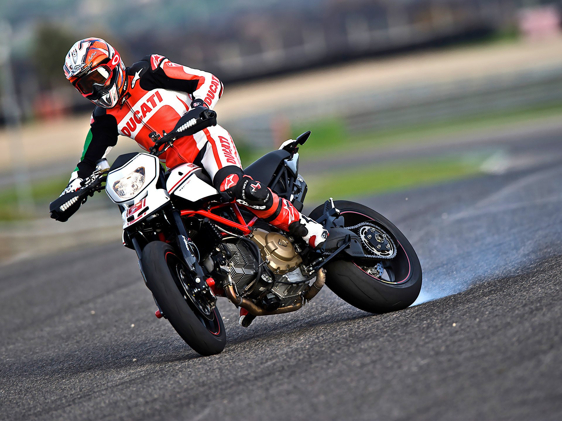 ducati hypermotard 1000 sp ducati ducati włochy design techno motocykl moto motobike sport wyścigi motosport mężczyźni evo dirt supermoto supermoto mototransport