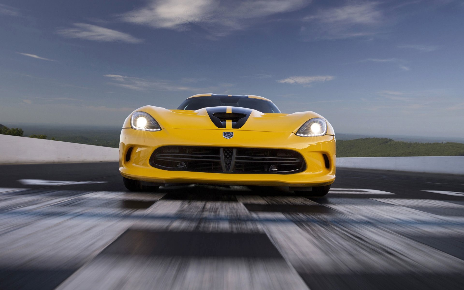 esquiver vipère srt dodge jaune avant supercar phares