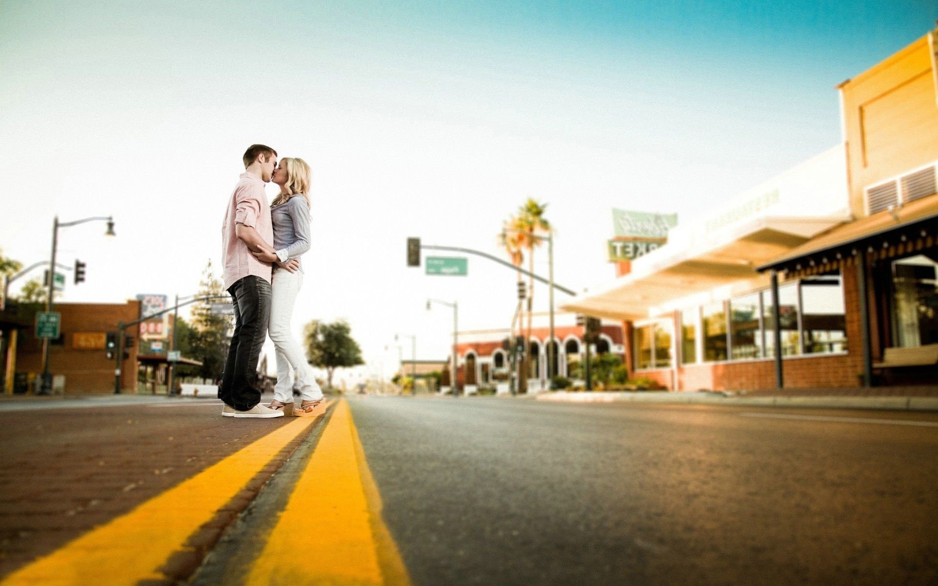 amante amor amor ciudades pareja hombres mujeres calle rubias caro vinculación amantes dos rubia abrazo ternura sentimientos pasión beso escaparates ciudad