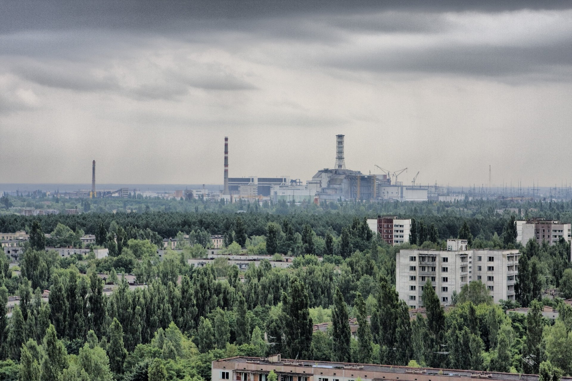 panorama czarnobyl prypeć blok energetyczny elektrownia jądrowa strefa widok promieniowanie drzewa korony miasto budynki szare niebo chmury miasta energia