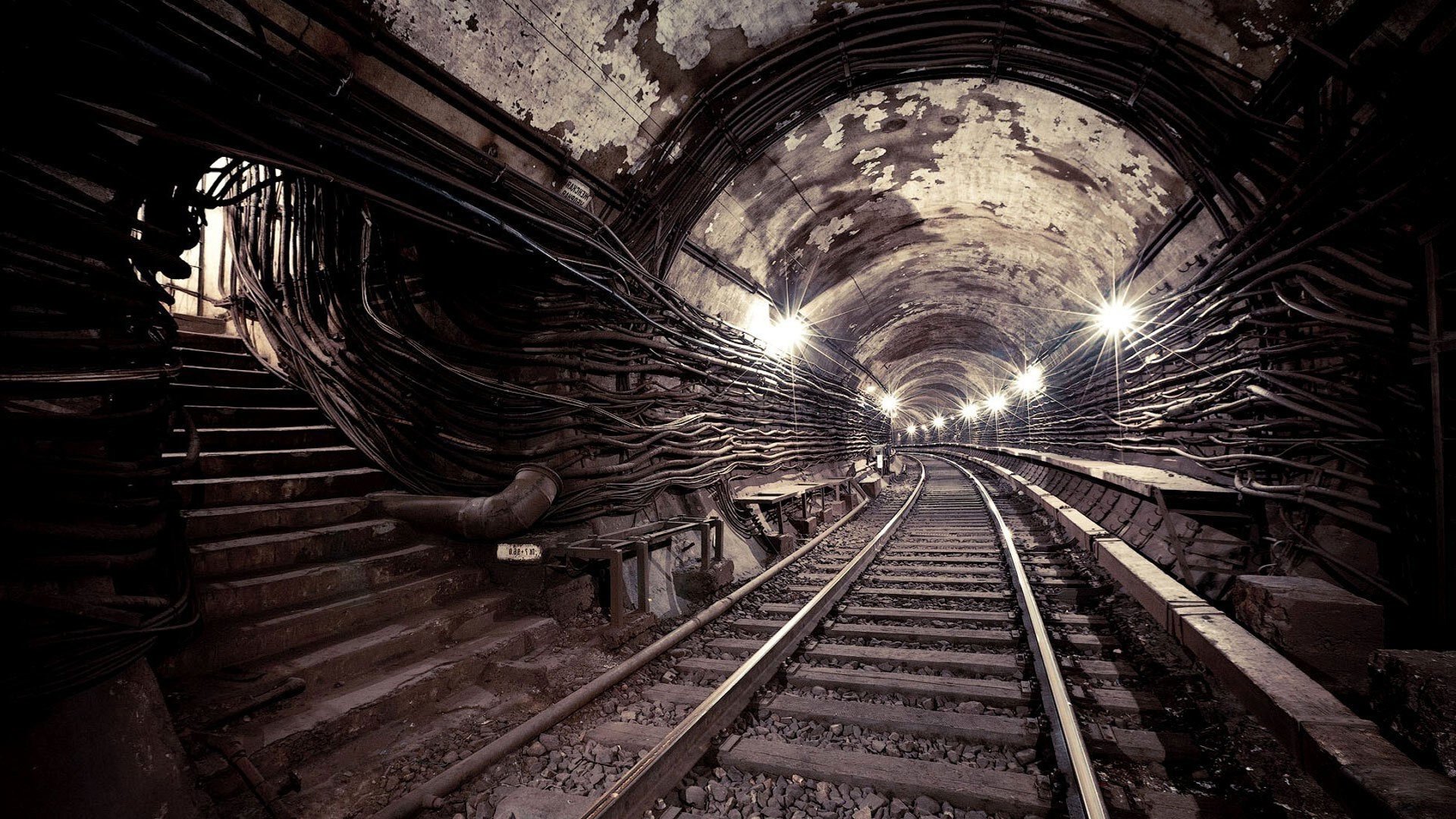 ed ric túnel metro ferrocarril linternas luces rieles escalones escalera luz transporte ferroviario