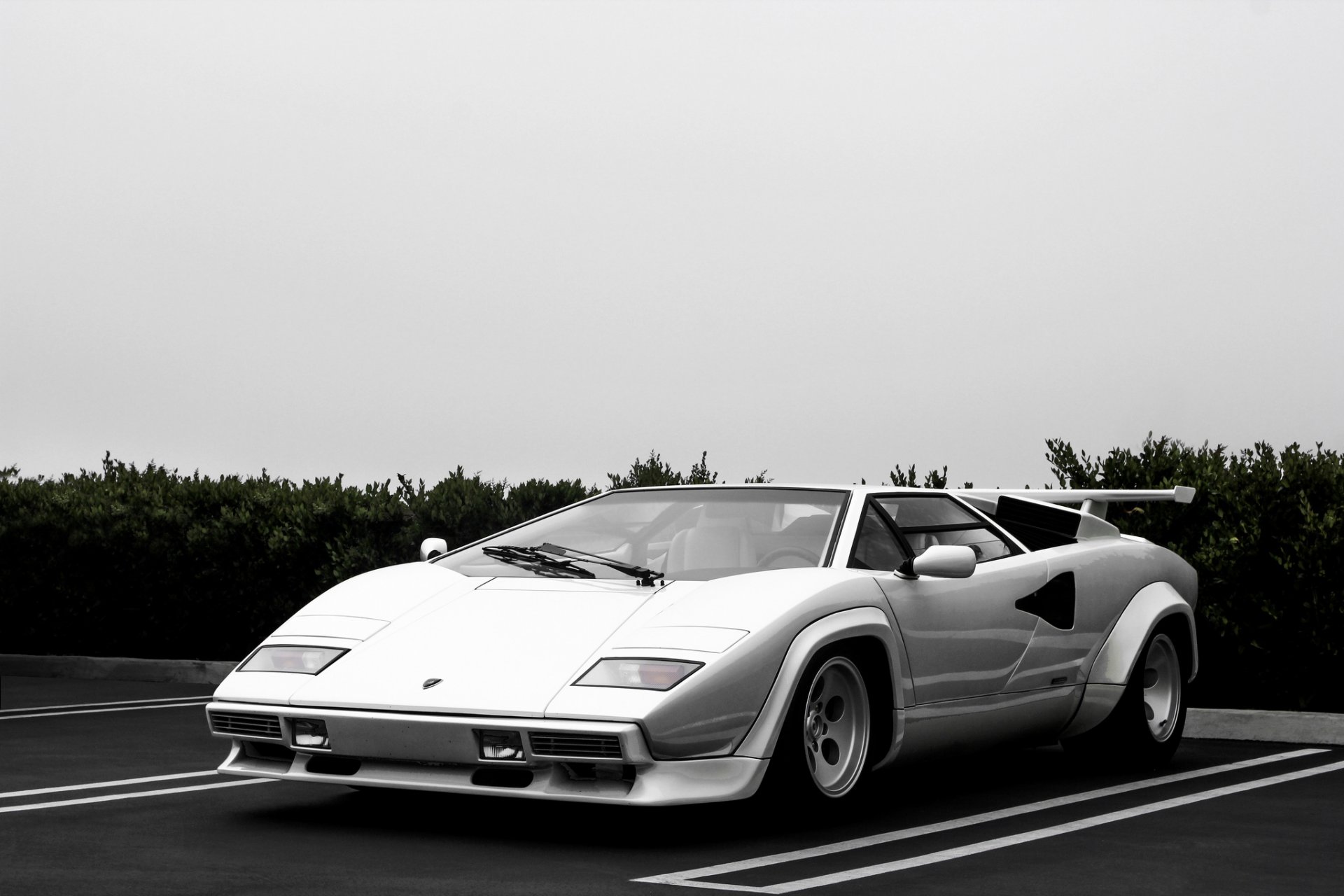 lamborghini countach superdeportivo blanco estacionamiento nubes