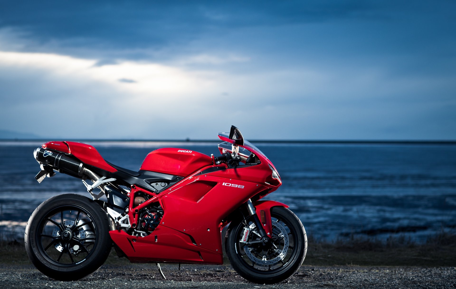 ducati tysiąc dziewięćdziesiąt osiem czerwony ducati czerwony profil niebo chmury ocean