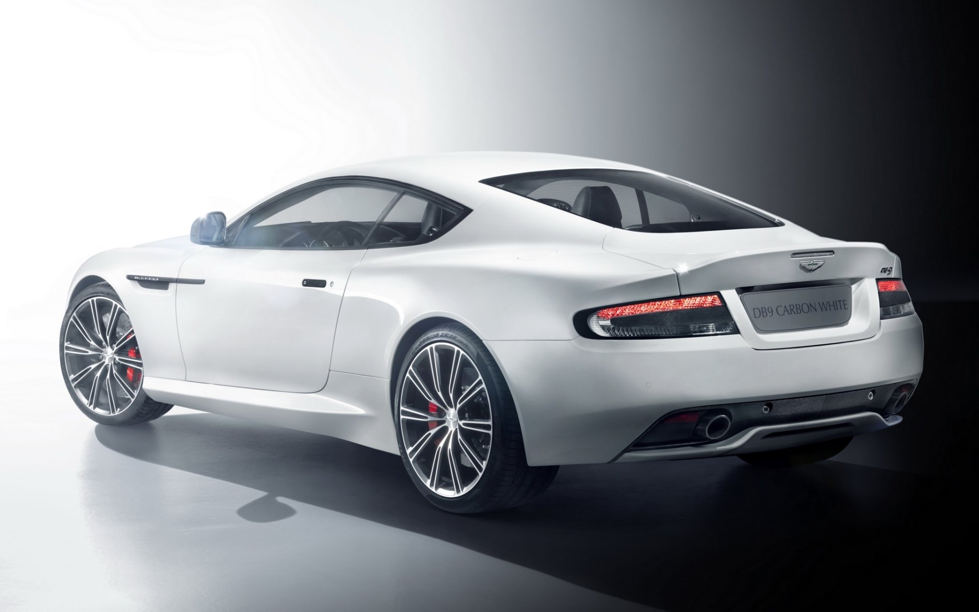 aston martin db9 carbonio bianco aston martin db9 vista posteriore