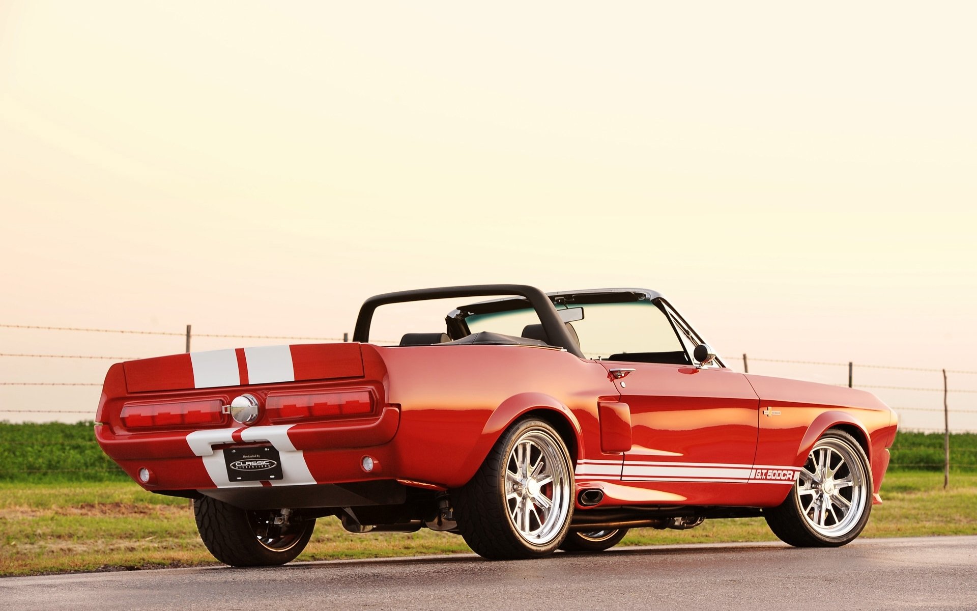 classic recreations ford mustang shelby gt 500cr kabriolet widok z tyłu tuning czerwony paski felgi droga niebo