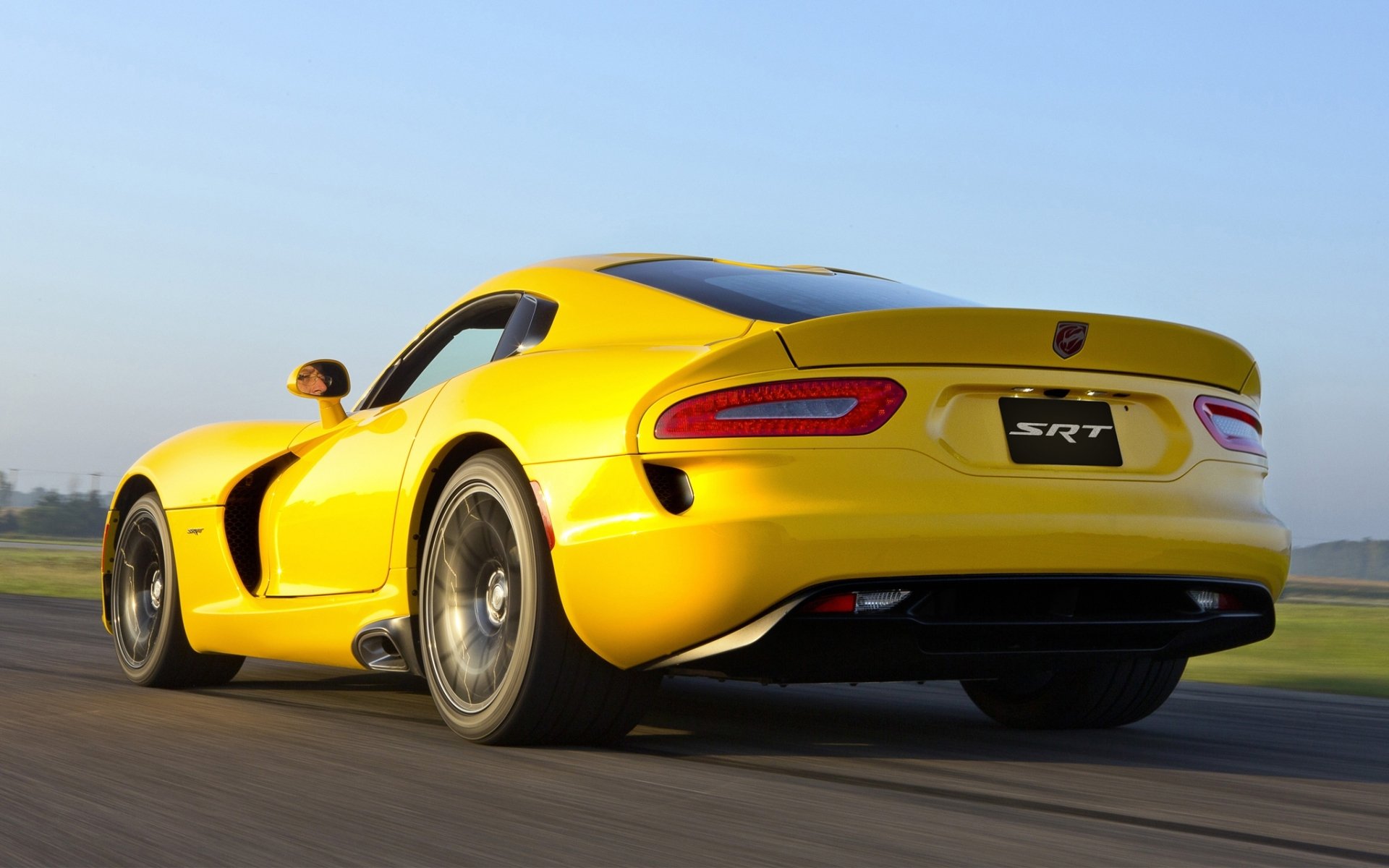 esquivar cien víbora gts dodge viper superdeportivo vista trasera amarillo cielo