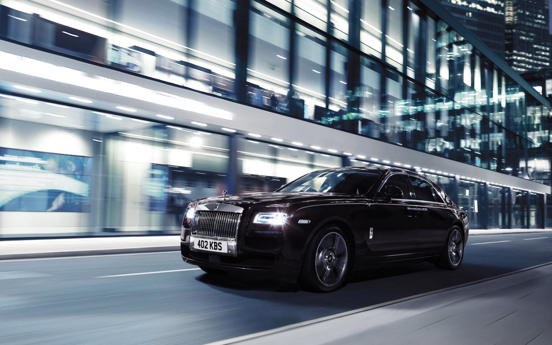 rolls royce ghost v-características auto coche ciudad frente noche en movimiento luces