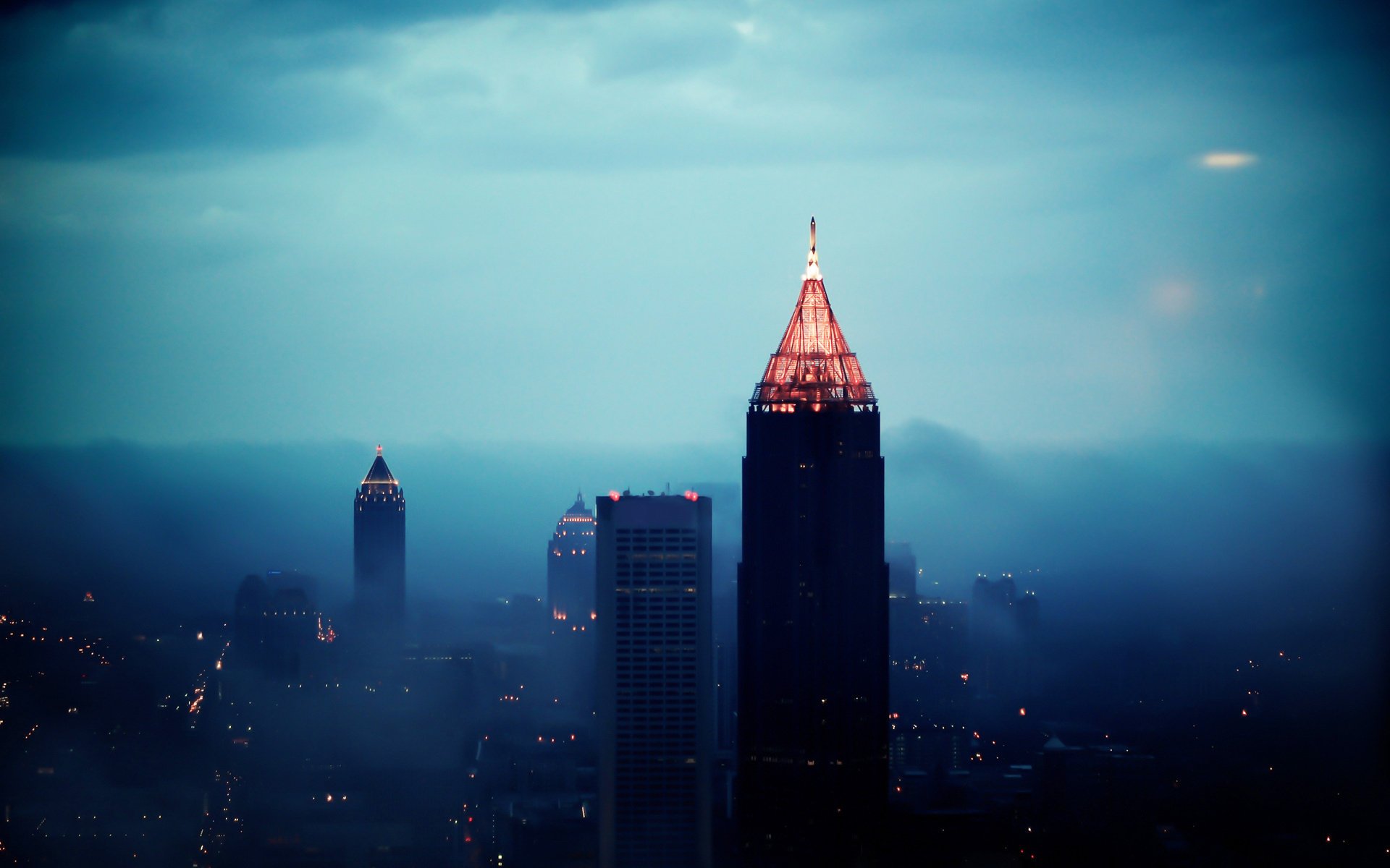 città panorama grattacieli sera luce luci altezza nebbia vista metropoli case edifici nuvole torri luci della città fumo