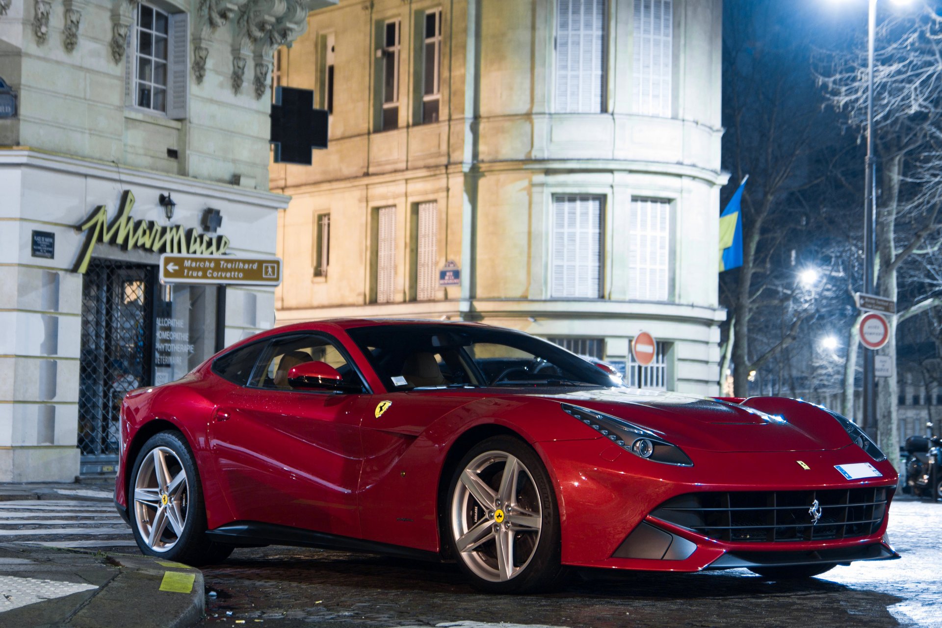 ferrari f12 berlinetta rouge rue bâtiment nuit ferrari berlinetta rouge bâtiments