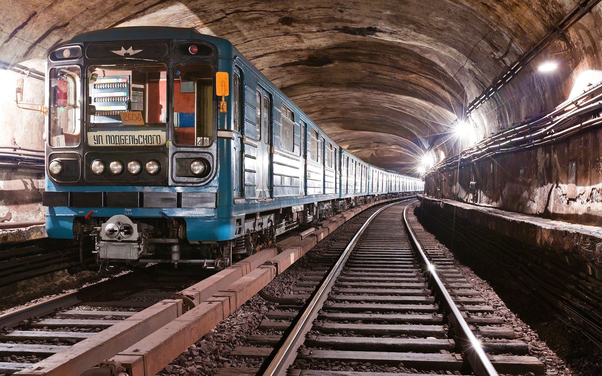 metro wagon szyny podkłady tunel pociąg