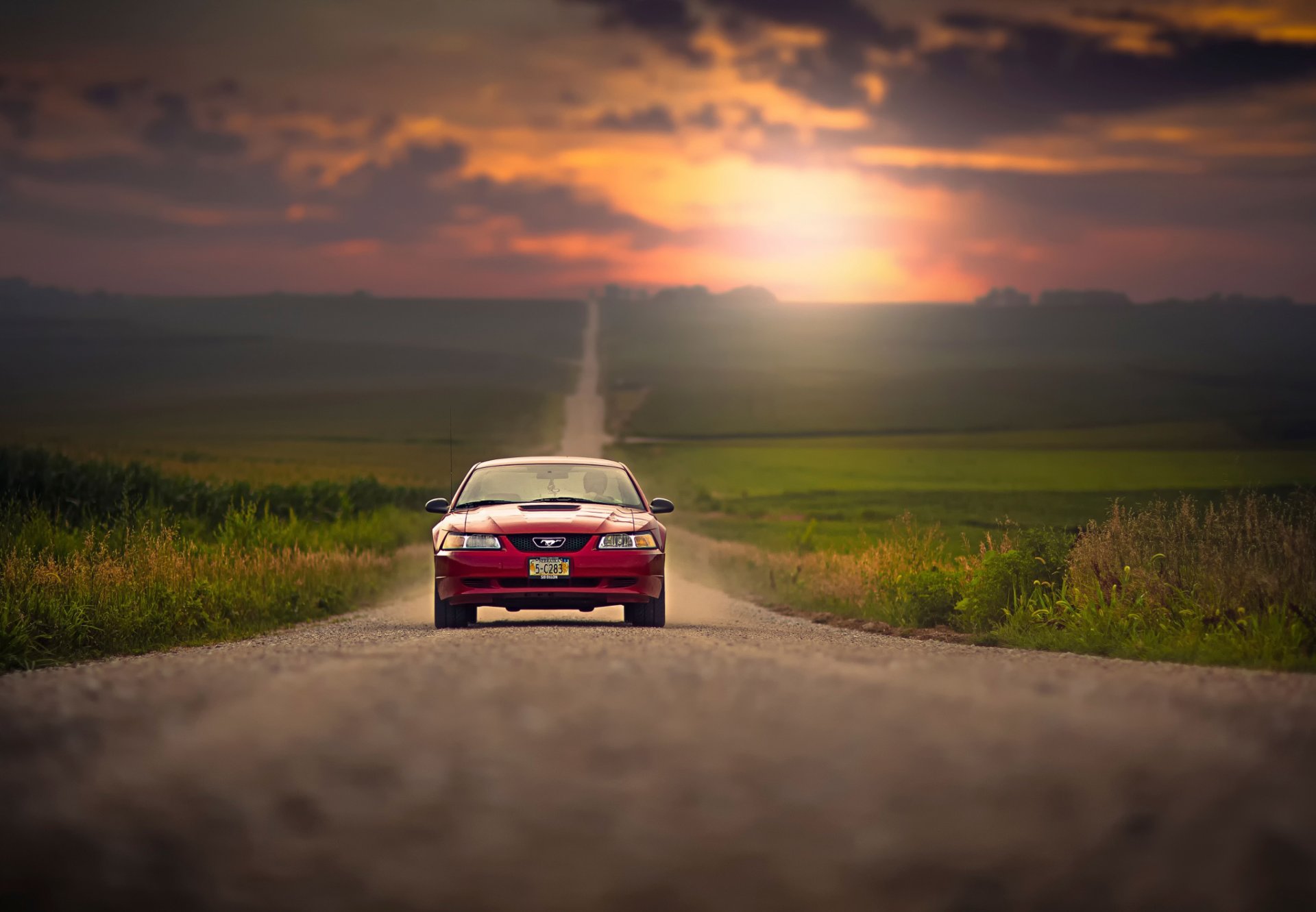 ford mustang strada spazio tramonto