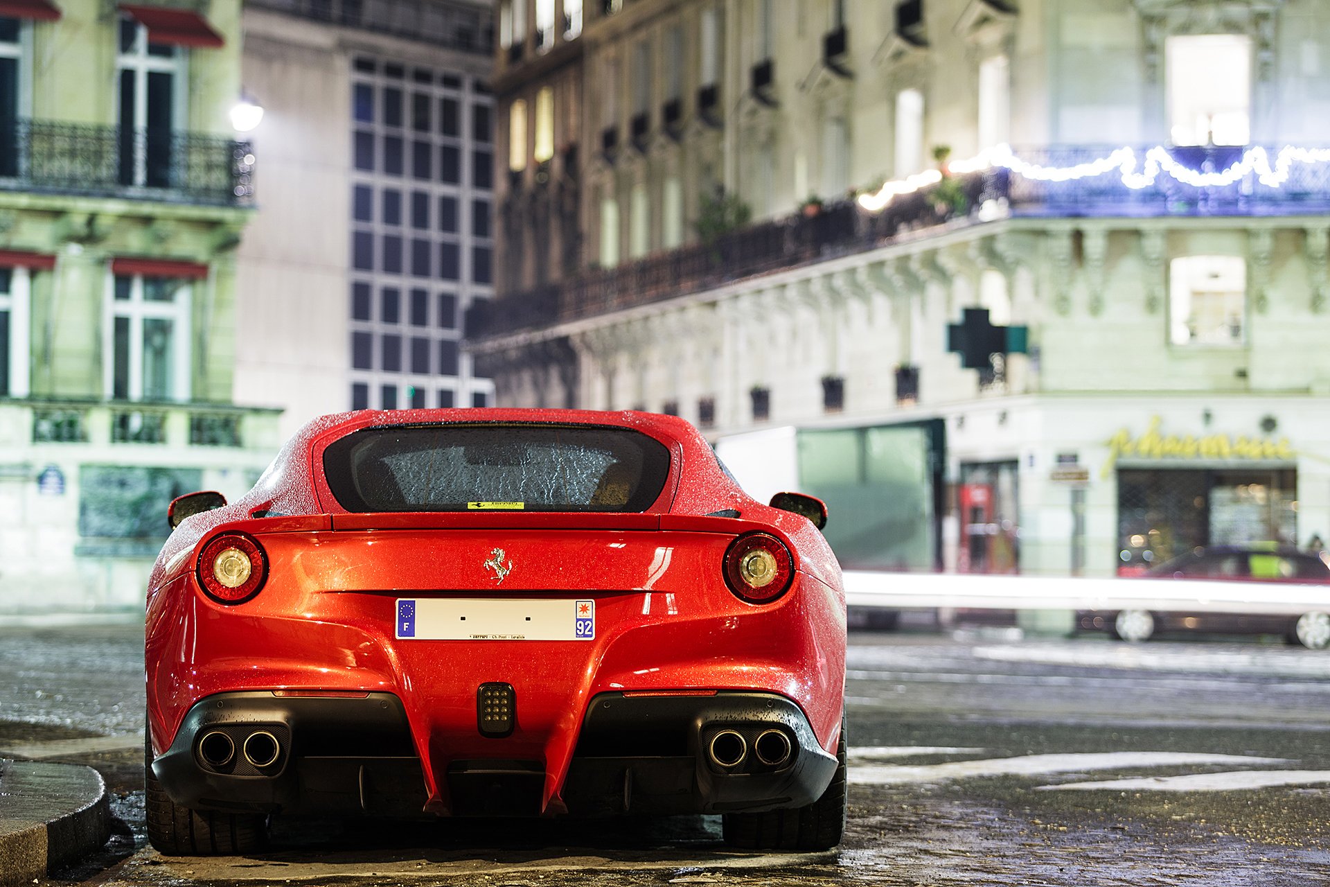 ferrari f12 berlinetta rojo calle edificio noche lluvia ferrari berlinetta rojo edificios