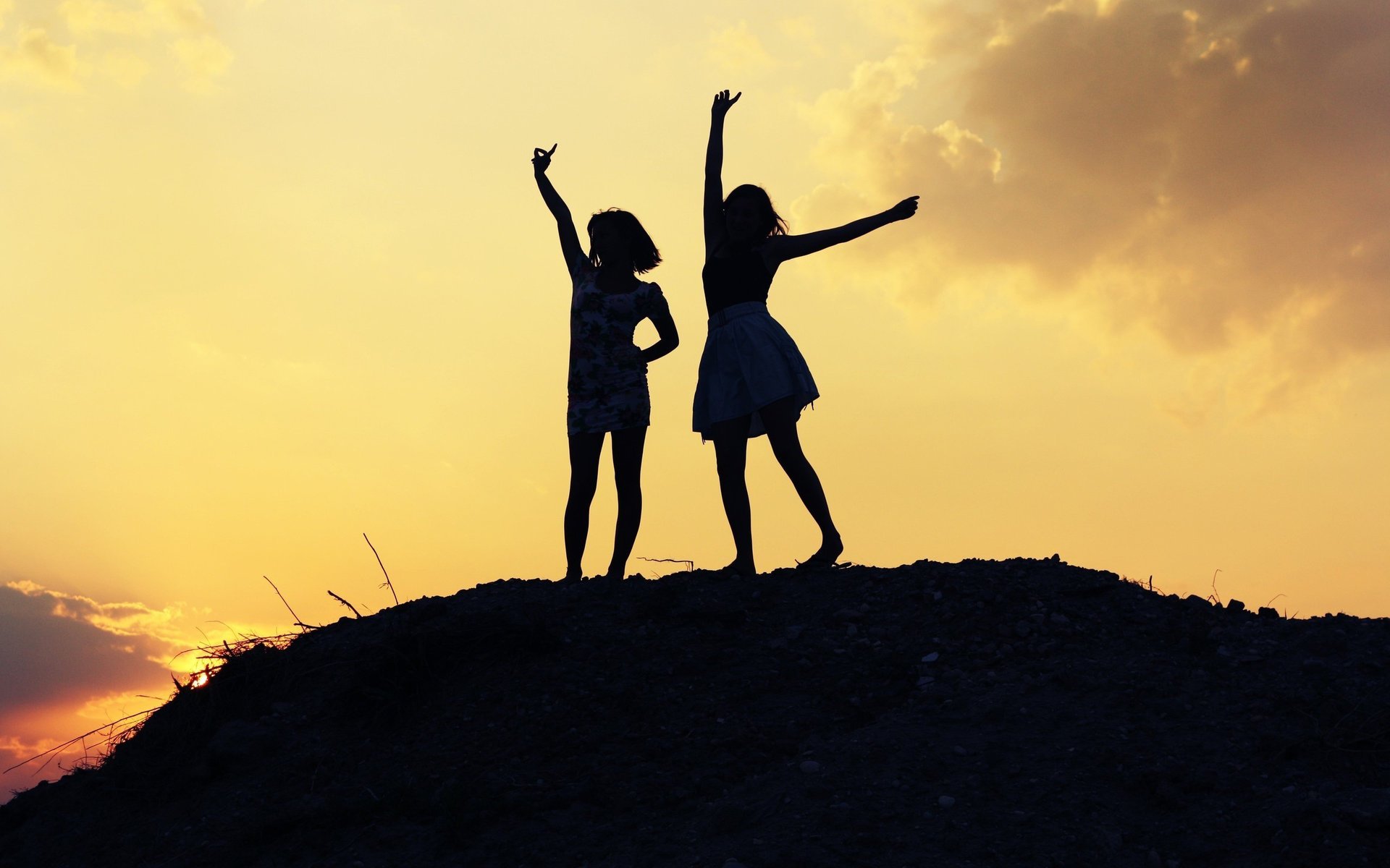 der ter niños puesta de sol chicas colina alegría siluetas dos chicas noche cielo manos